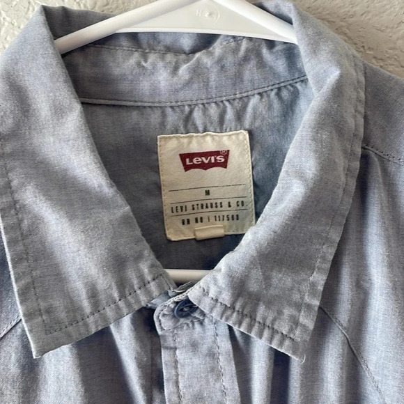 Levi’s pale blue button up top Medium - Picture 2 of 6